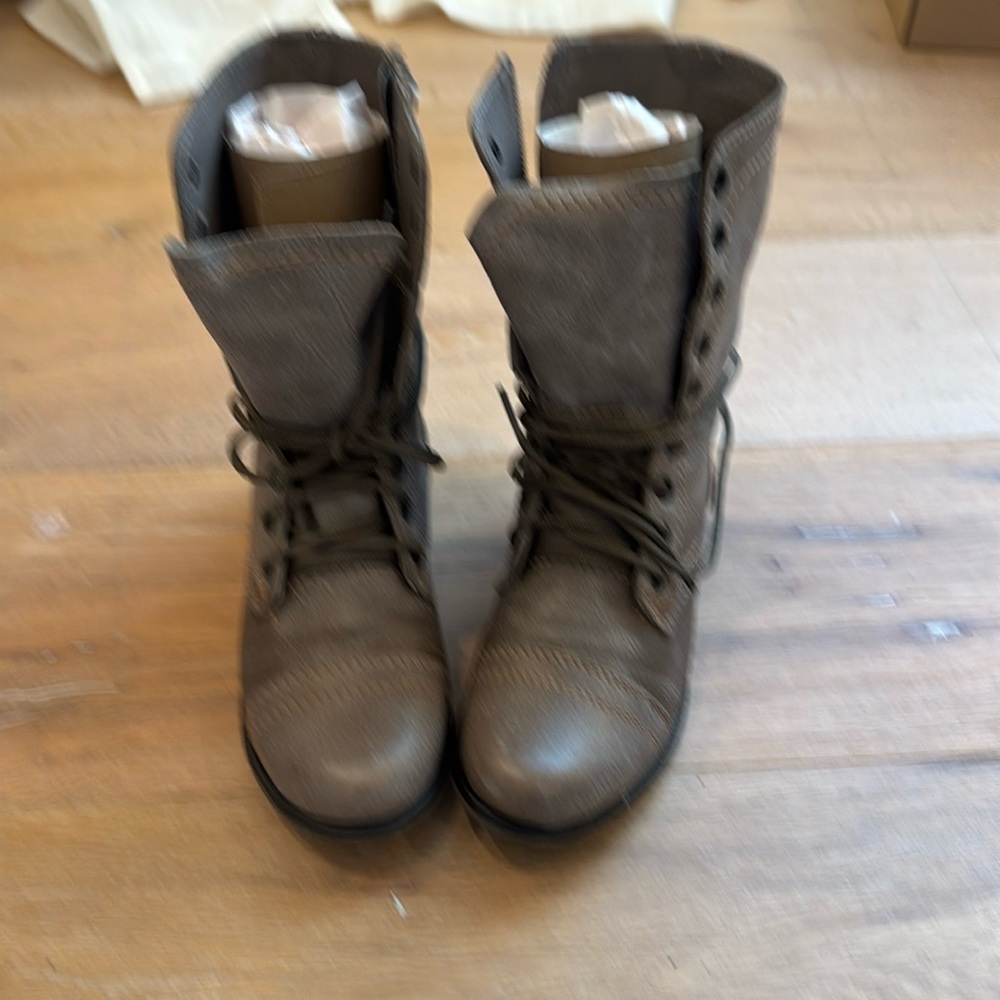 Steve Madden Troopa Leather Moto Boots in Stone, Size 6M